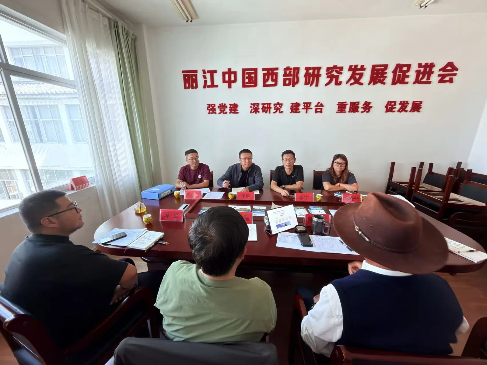 丽江市委社会组织规范建设专班到丽江西促会召开工作座谈会原文配图