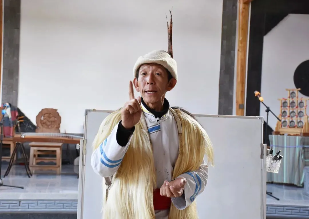 “白沙细乐”非物质文化遗产代表性传承人和凛毅。(丽江融媒记者 张小秋 摄)