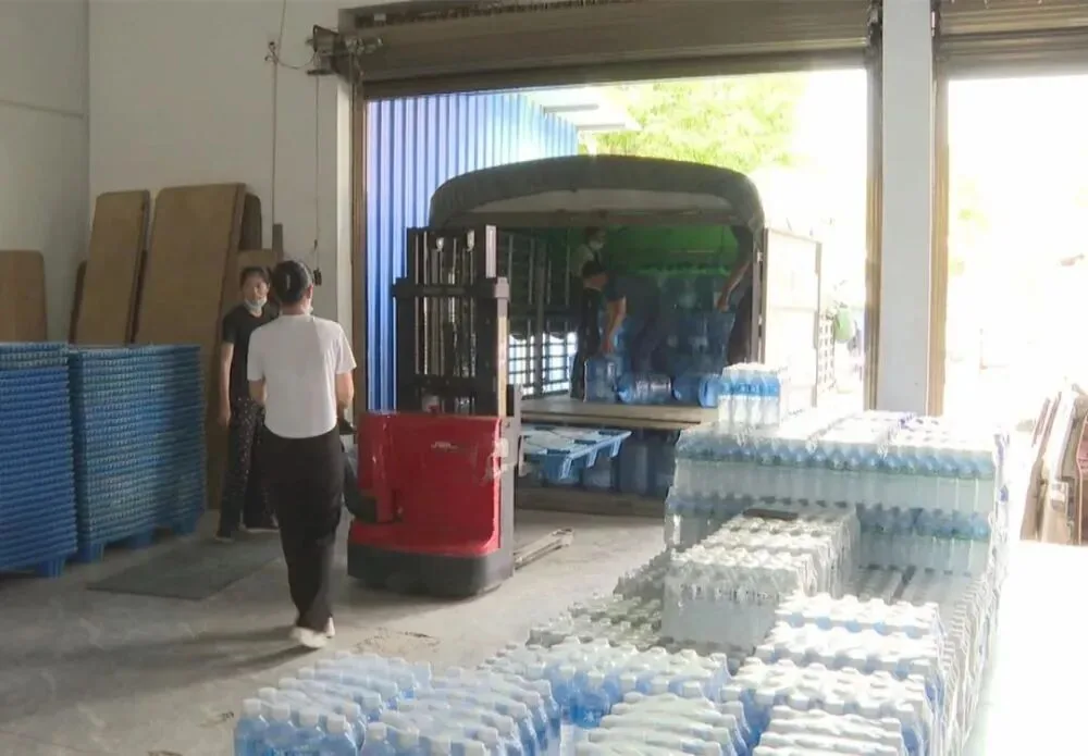 工人们正在装车。(丽江融媒记者 赵丽军 摄)