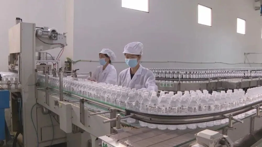 员工各司其职,动作娴熟。(丽江融媒记者 赵丽军 摄)