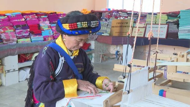 阿七独支玛用麻线纺织制作手工艺品。(丽江融媒记者 赵丽军 摄)