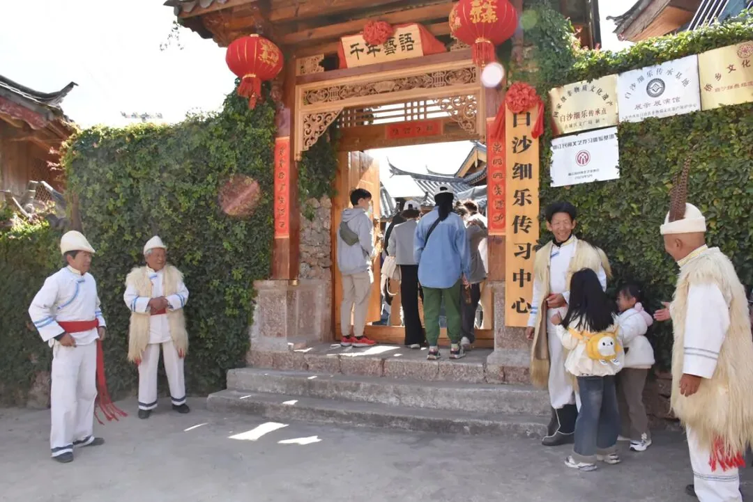 纳西族主人热情迎接远道而来的客人。(丽江融媒记者 张小秋 摄)